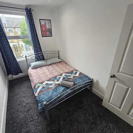 Double Bedrooms In Spacious And Modern Home